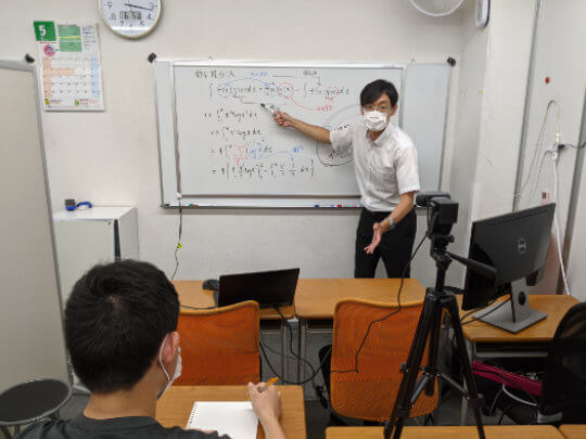 白板家に板書している様子（本館対面）